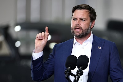“Un maladroit sans cervelle”: J.D. Vance ridiculisé après des déclarations incorrectes sur la Seconde Guerre mondiale