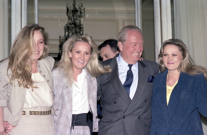 Jean-Marie Le Pen avec ses filles en 1988. De gauche à droite: Marine, Yann et Marie-Caroline.