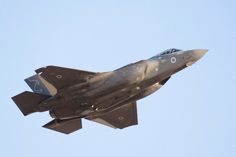 Un avion de chasse F‑35 survole la cérémonie de remise de diplômes de pilotes de l’armée de l’air israélienne à la base aérienne de Hatzerim, dans le sud d’Israël, le 29 juin 2023.