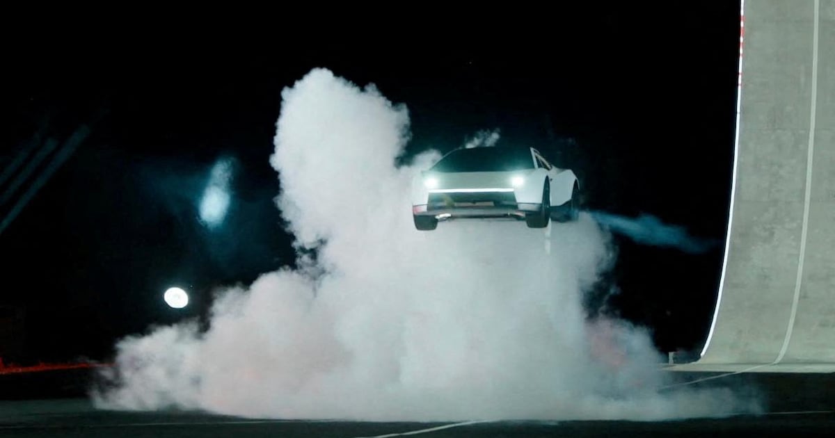 Des images spectaculaires dévoilent le prototype de la nouvelle Tesla ...