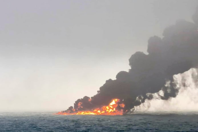 Les deux navires toujours en feu après la collision en mer du Nord: une ...