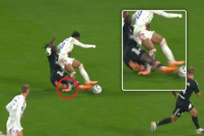 Grosse inquiétude: Malick Fofana sort sur civière après avoir subi un violent tacle