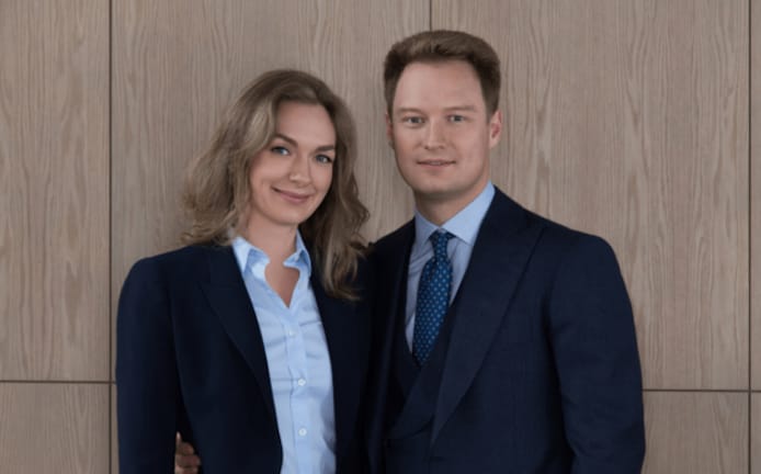 Le couple Ksenia et Gleb Frank. Elle est la fille de Gennady Tymchenko, un oligarque russe et ami fidèle de Vladimir Poutine. Lui est le fils de Sergei Frank, l’homme qui se cache derrière la “flotte fantôme” russe.
