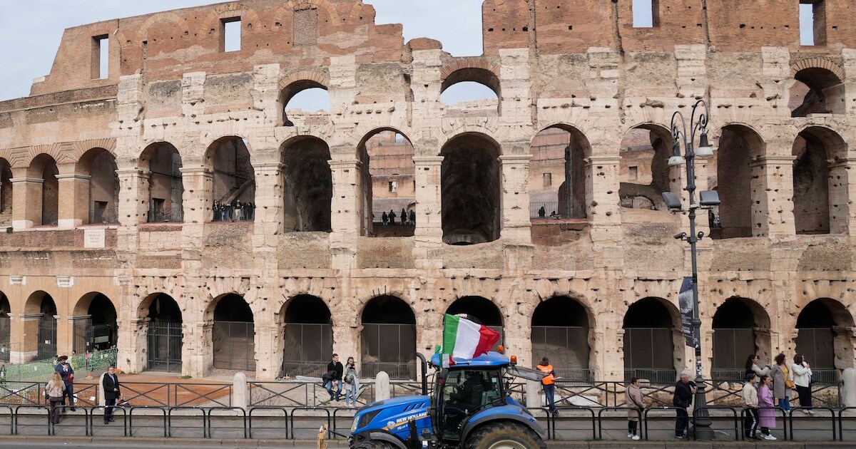 Les agriculteurs italiens font défiler leurs tracteurs le long du ...