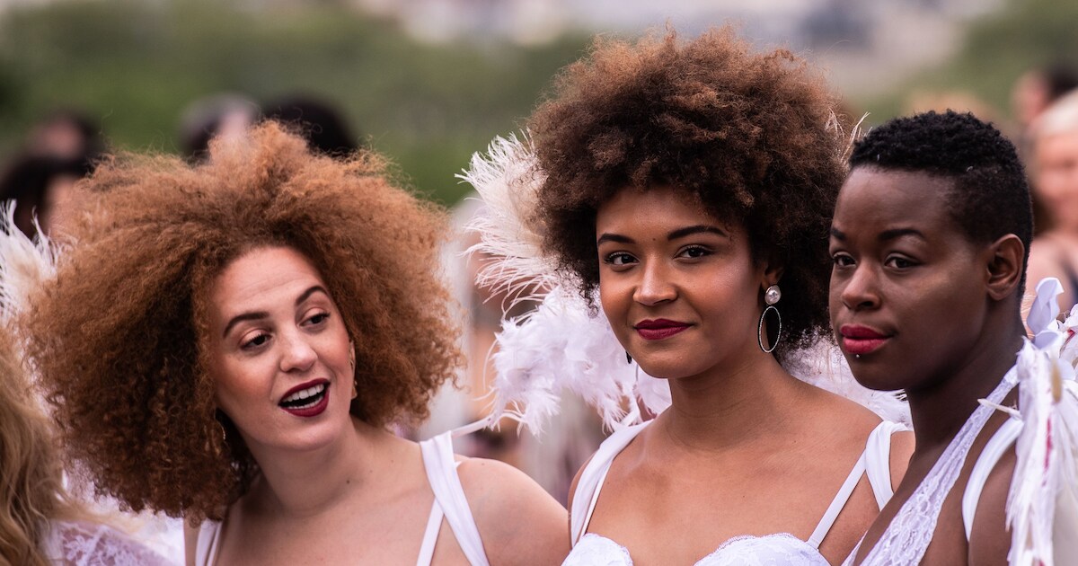 Des mannequins rondes défilent devant la tour Eiffel contre les diktats ...