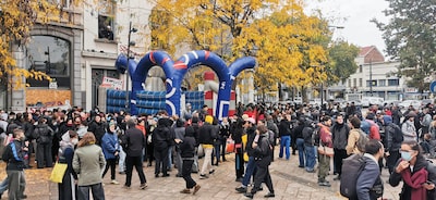 Quelque 400 personnes tentent d’empêcher une expulsion de sans-papiers, la police venue en nombre