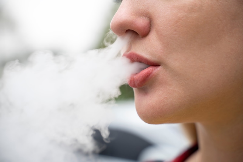 Deux nouveaux rapports confirment les dangers du vapotage: les  cancérologues sonnent l'alarme