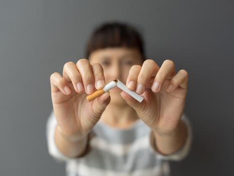 elfbar nachfüll pod läuft aus Photo du dossier datée du 21/02/2020 des produits de vapotage exposés dans  une boutique de vape. Huit enfants d'une école secondaire ont eu besoin  d'un traitement hospitalier après avoir utilisé des cigarettes
