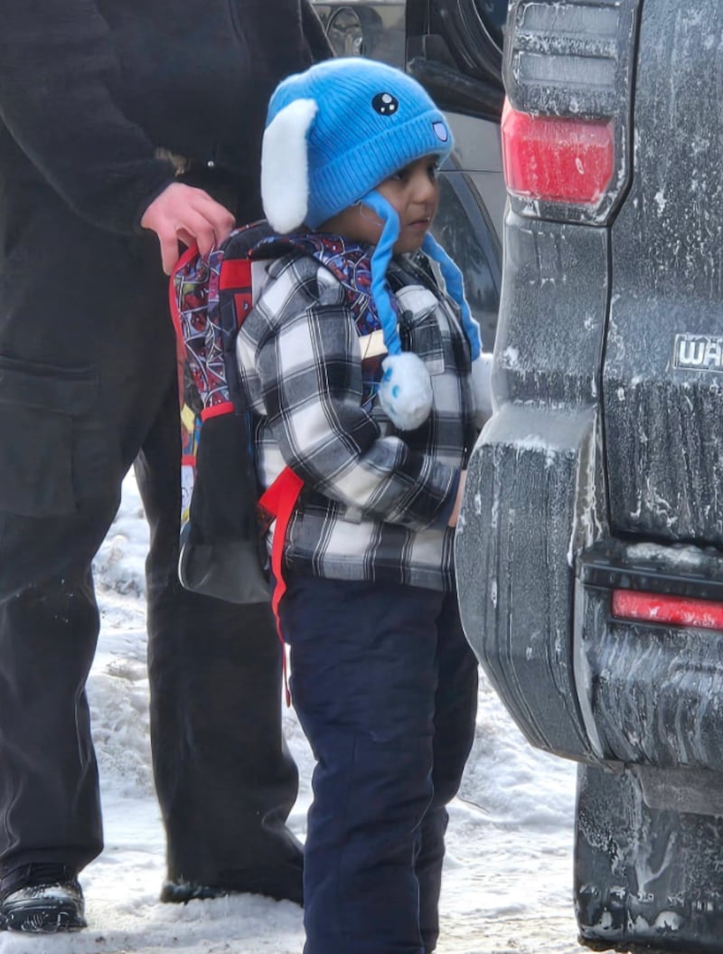 Liam Ramos avec un agent de l’ICE