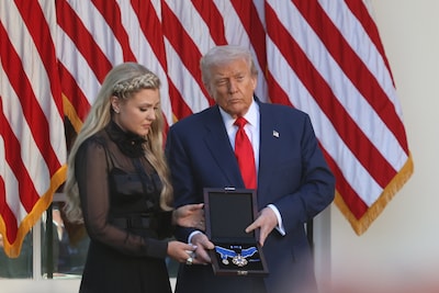 “Sa mission n’est pas morte avec lui”: Trump décore à titre posthume son allié assassiné Charlie Kirk