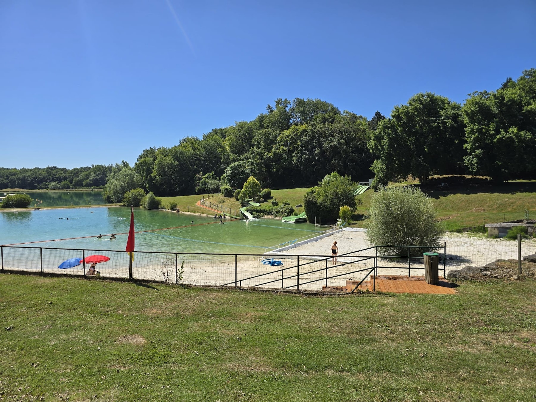 Un ado entraîné vers le fond par un “gros poisson” dans une base de loisirs en France: “Il a eu une peur bleue”
