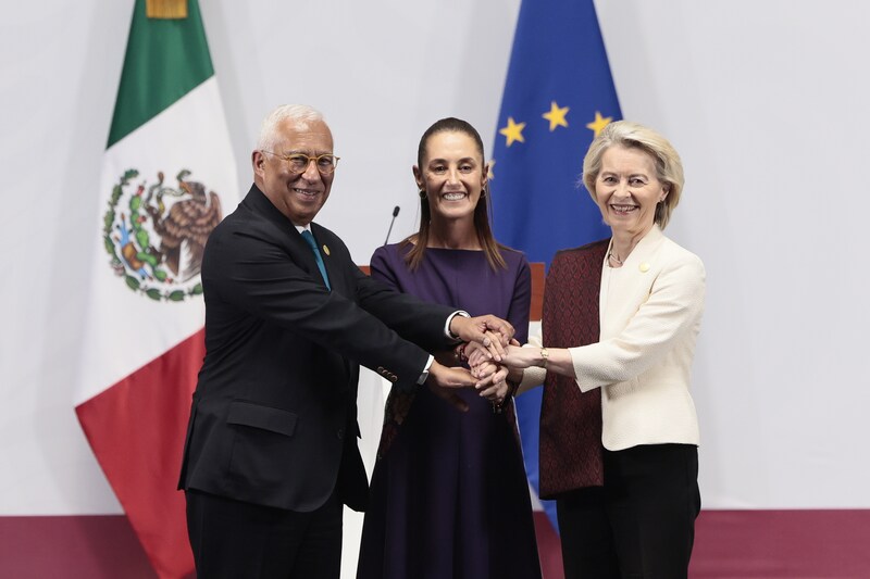 La présidente mexicaine Claudia Sheinbaum (C), la présidente de la Commission européenne Ursula von der Leyen (à droite) et le président du Conseil européen Antonio Costa (à gauche) posent après la signature de l’Accord global modernisé entre le Mexique et l’Union européenne à Mexico, au Mexique, le 22 mai 2026.