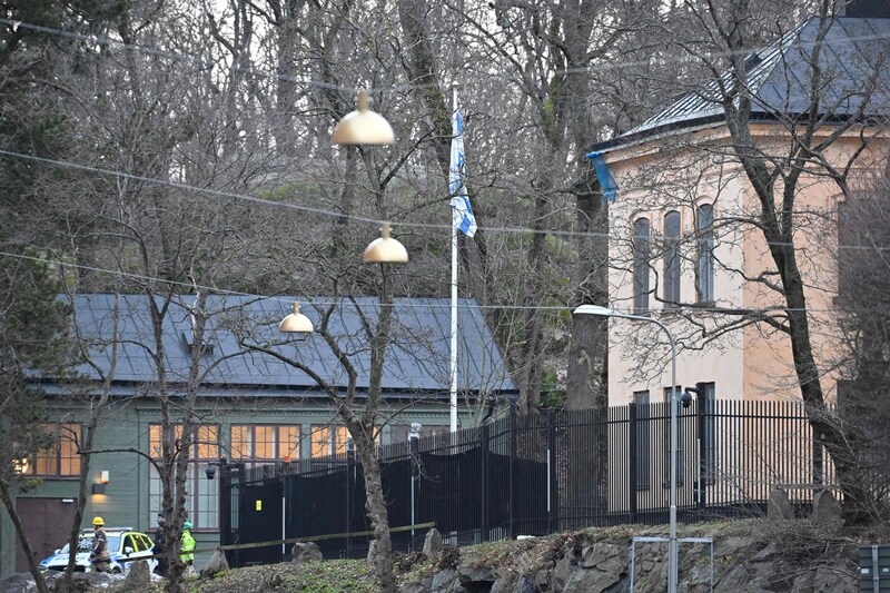 Une voiture de police est vue devant l'ambassade d'Israël à Stockholm, le 31 janvier 2024.