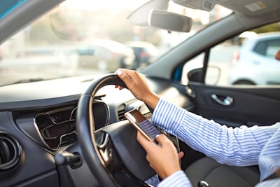 Surpris avec le téléphone au volant? Vous risquez désormais la double peine