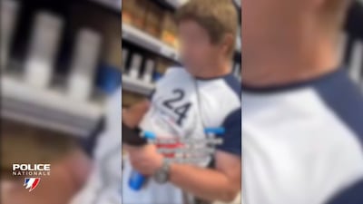 Pris en flagrant délit, un voyeur présumé agressé par le compagnon de la victime à la sortie du supermarché