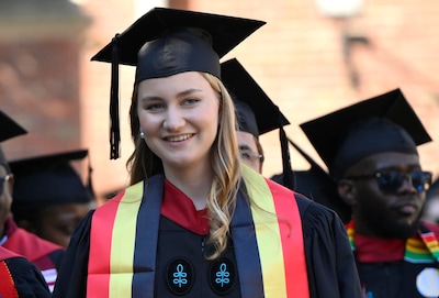 Dernière ligne droite pour Élisabeth: la princesse arrive sur le lieu de sa remise de diplôme