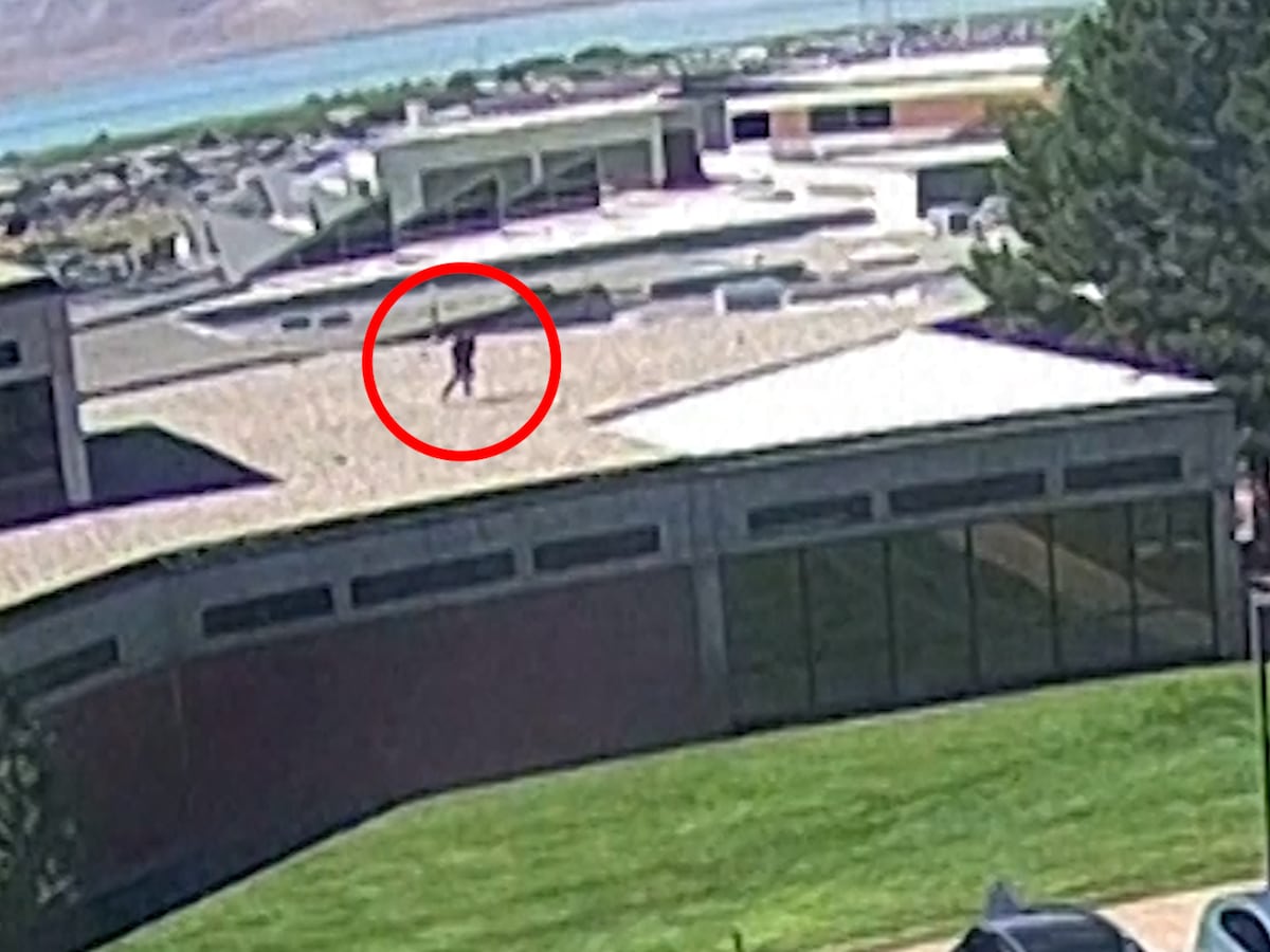 Le FBI dévoile une vidéo du tueur armé sautant du toit après avoir tiré, le  nom du suspect connu | 7sur7.be