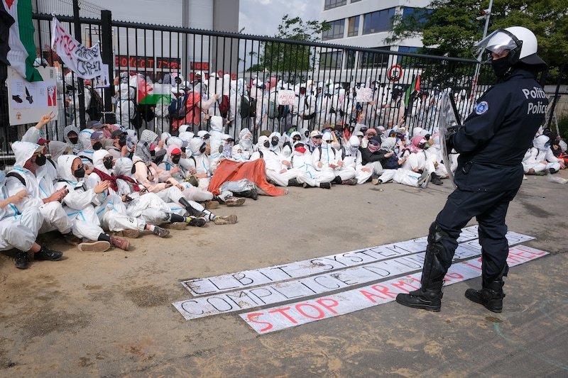 Les activistes s’en sont également pris à l’usine chimique Syensqo à Haren.
