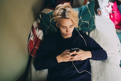 Suède: pas de smartphone avant 13 ans, recommande l’agence d