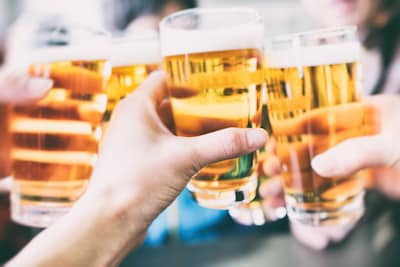 Bières quasi gratuites et tournée offerte: les promos à ne pas rater ce week-end