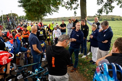 Une voiture à contre-sens, le peloton met pied à terre: la troisième étape du Tour de Hollande annulée