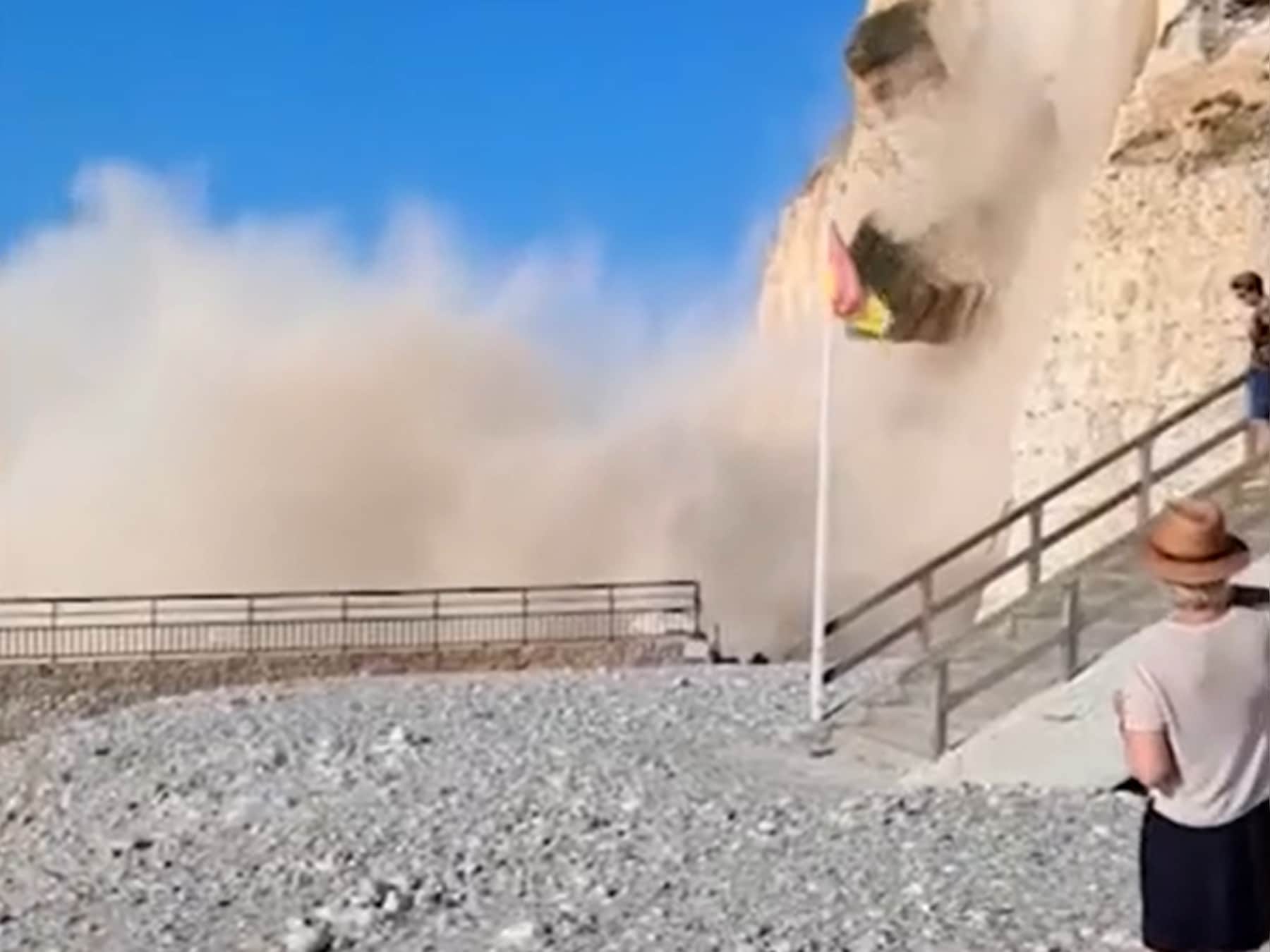 L’impressionnant éboulement d’une falaise en Normandie