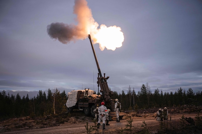 Des soldats français avec un obusier lors d’exercices de l’OTAN en Laponie finlandaise en novembre dernier.