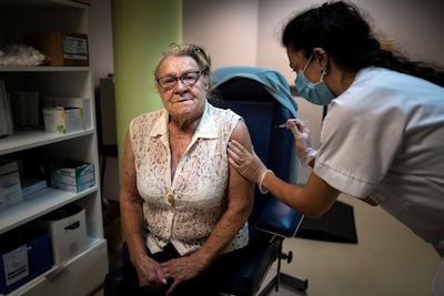 “On en meurt encore”: un vaccin renforcé contre la grippe préconisé pour la première fois aux plus de 65 ans