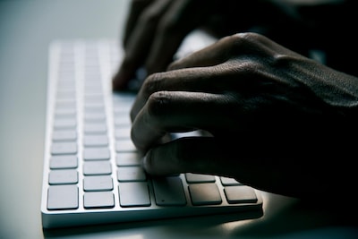 Un consultant publie des messages racistes, la police fédérale continue de faire appel à ses services