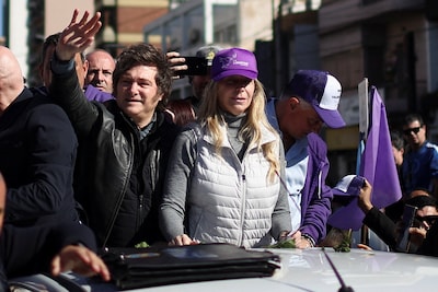 Le président argentin Javier Milei “attaqué à coups de pierres” à Buenos Aires
