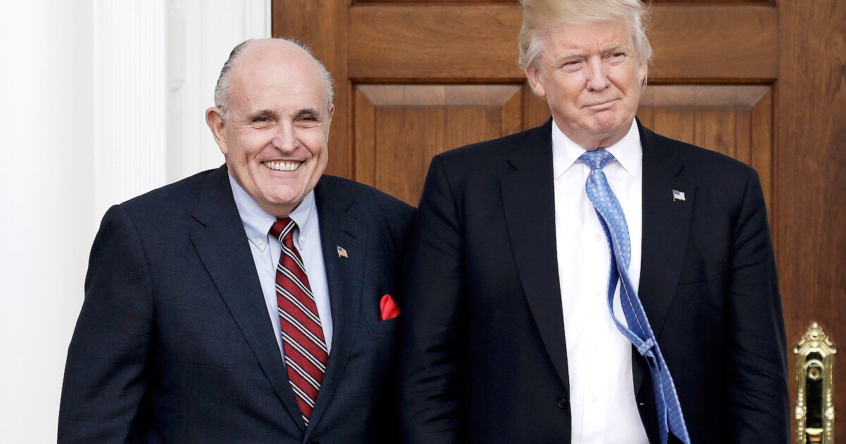 Donald Trump gracie son ancien avocat Rudy Giuliani... et 76 autres ...