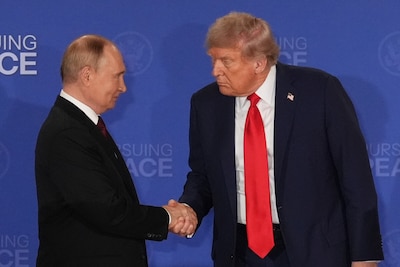 Trump assure avoir eu une discussion “très productive” avec Poutine et parle d’une réunion à Budapest