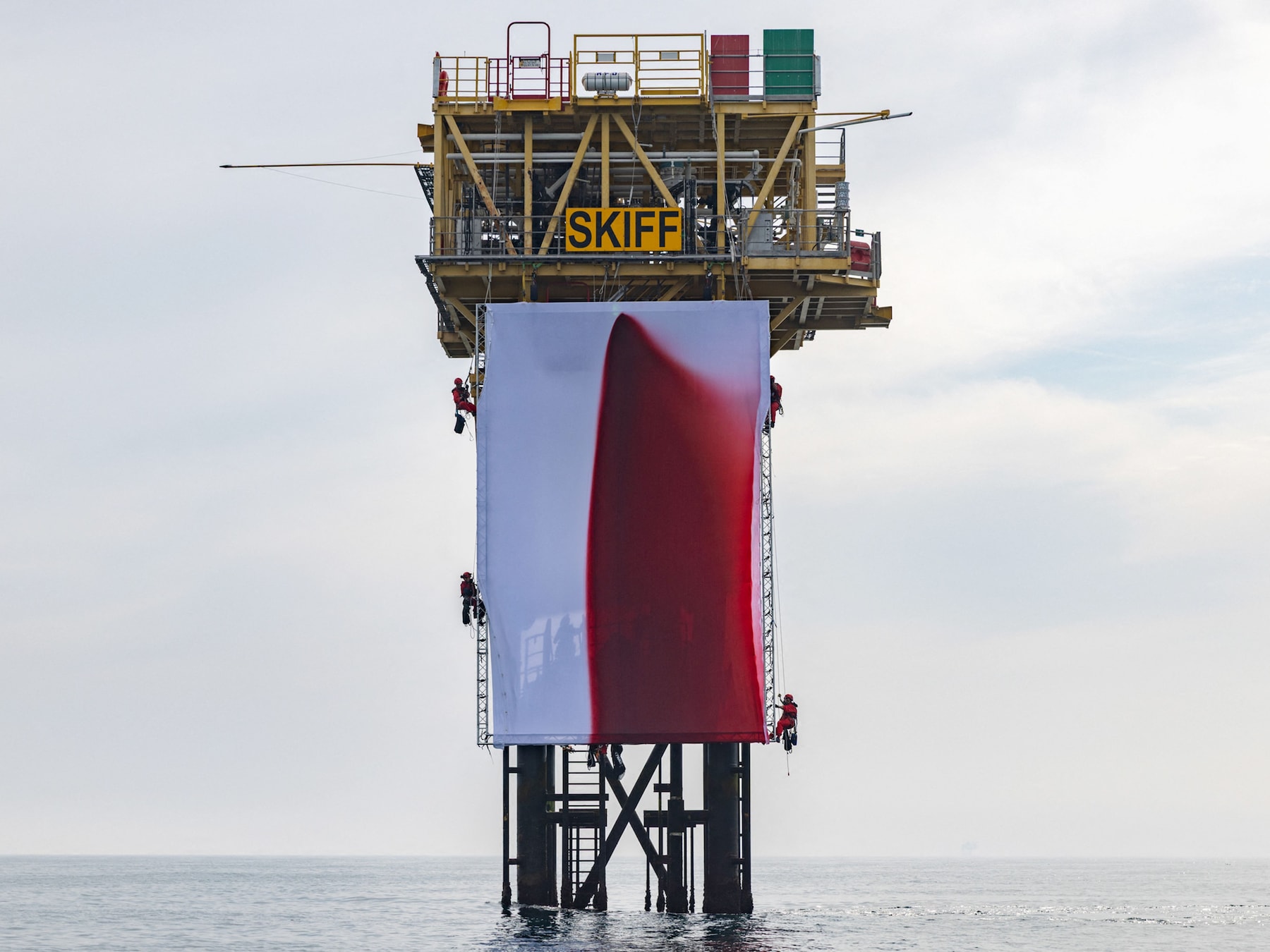 “Illustrer le massacre”: Greenpeace déploie une œuvre géante sur une plateforme en mer du Nord