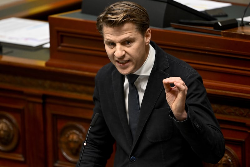 LIVE: La cheffe de groupe Vlaams Belang déchire les statuts de la N-VA ...