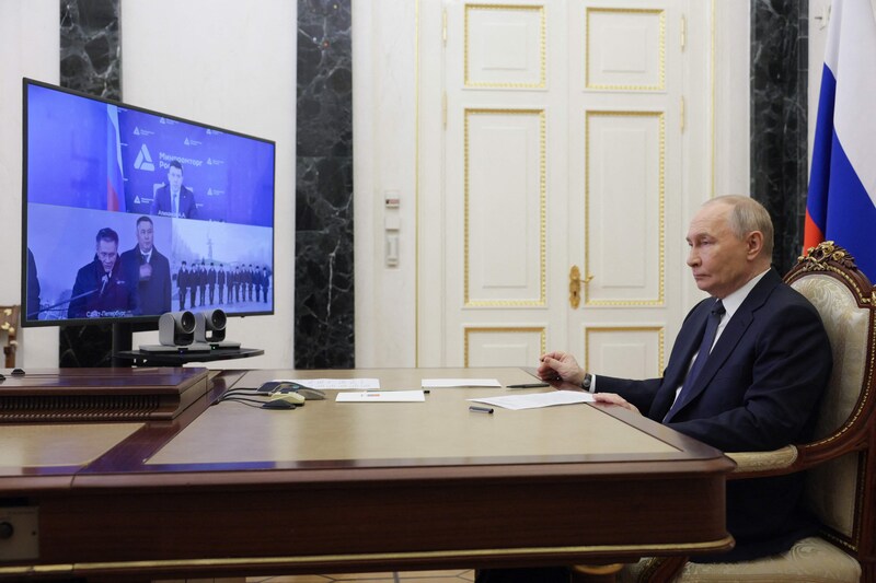 Poutine a suivi la cérémonie de construction du Stalingrad par vidéoconférence. 