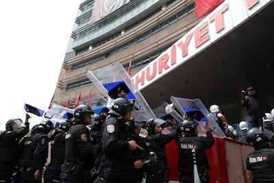 La police turque prend d’assaut le siège de l’opposition