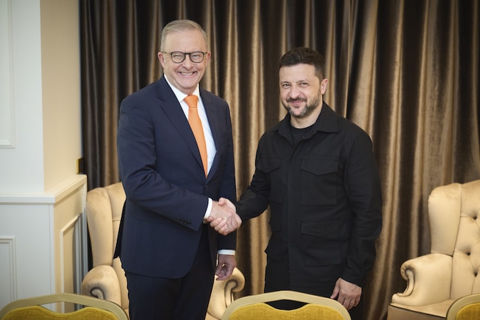 Le Premier ministre australien Anthony Albanese (à gauche) a rencontré le président ukrainien Volodymyr Zelensky à Rome dimanche.