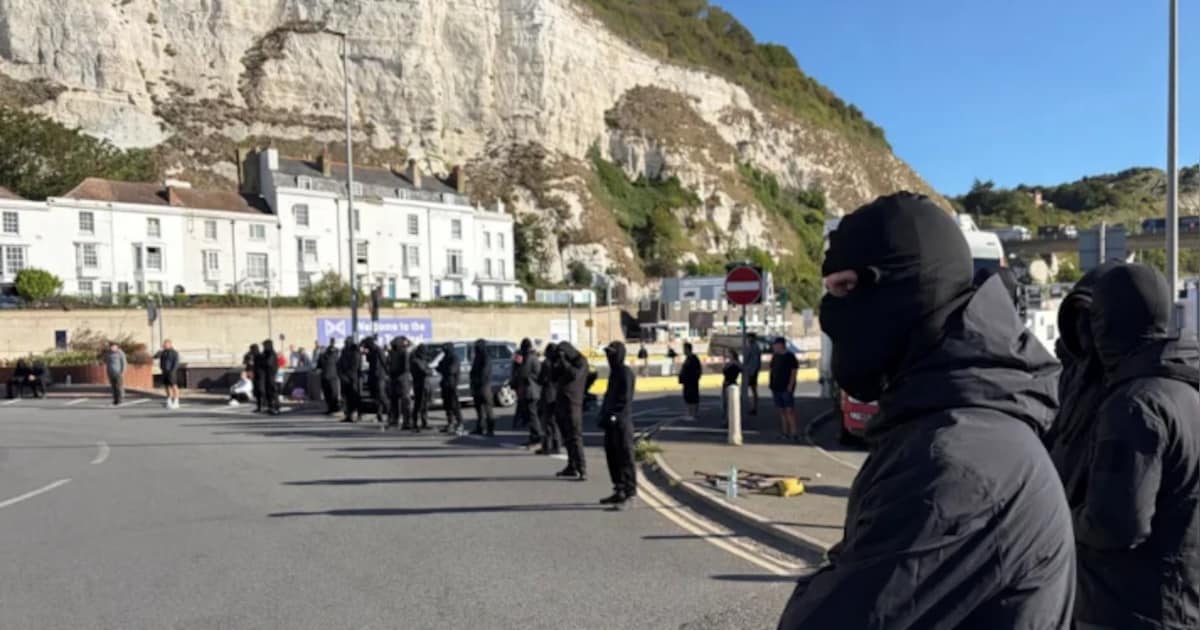 Le port de Douvres perturbé par des manifestants anti-migrants vêtus de noir et cagoulés