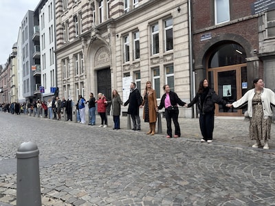 Une impressionnante chaine humaine pour protester contre les mesures d’économie dans l’enseignement