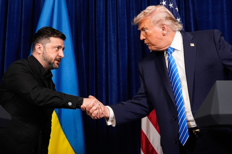 Volodymyr Zelensky et Donald Trump se serrant la main en décembre dernier à Mar-a-Lago, la résidence du président américain en Floride.