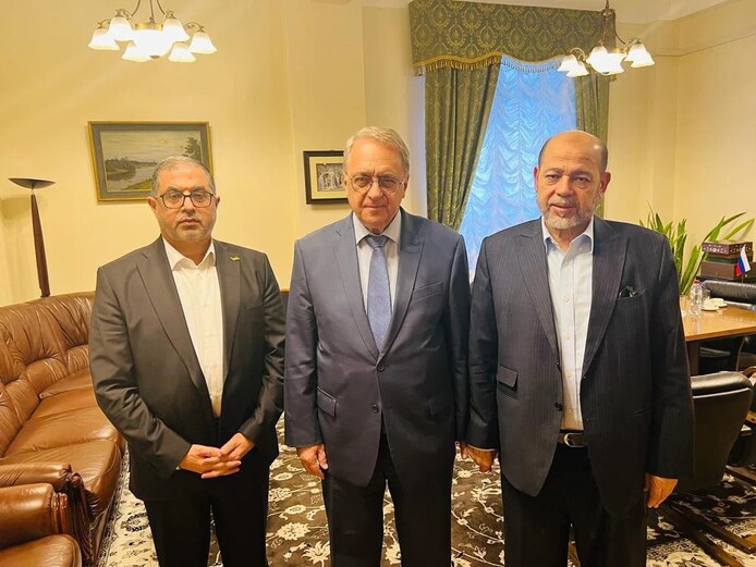 Photo distribuée par le Hamas de ses représentants Basem Naim (à gauche) et Moussa Abou Marzouk (à droite) lorsqu'ils ont été reçus à Moscou par le vice-ministre russe des Affaires étrangères, Mikhaïl Bogdanov, le 26 octobre 2023.