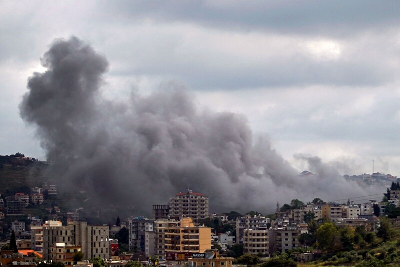 De la fumée s'élevant d'un site touchée par une frappe israélienne visant le village de Nabatieh, dans le sud du Liban, le 22 mai 2026.