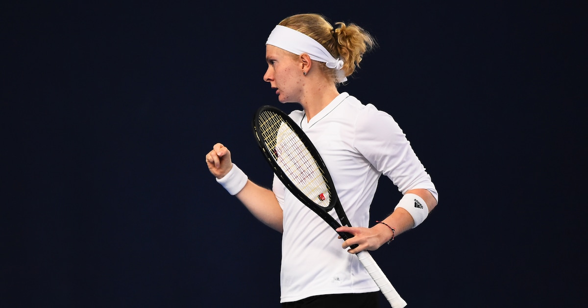 La sensation Fran Jones, née avec quatre doigts par main, se qualifie ...