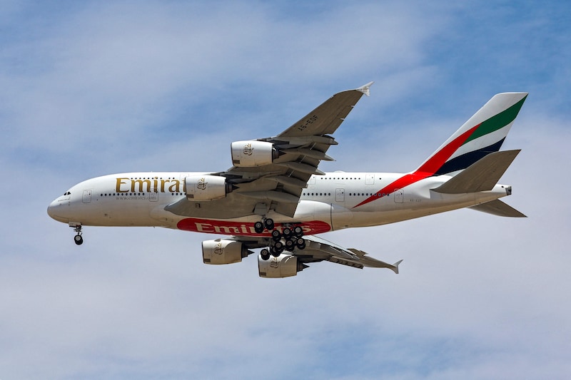 Un Airbus A380 d’Emirates se préparant à atterrir à Dubaï.