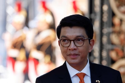 Le président déchu de Madagascar confirme avoir “quitté le pays”