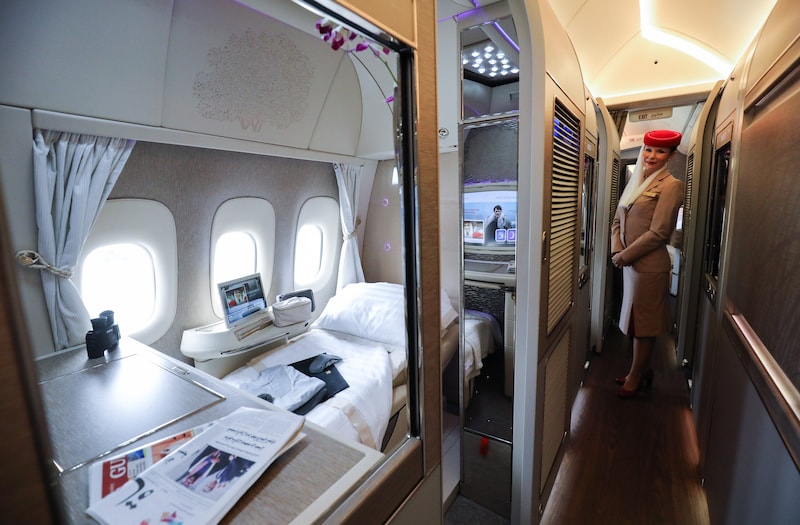 Un aperçu de l’intérieur d’une suite “First Class” à bord d’un Boeing 777 d’Emirates.