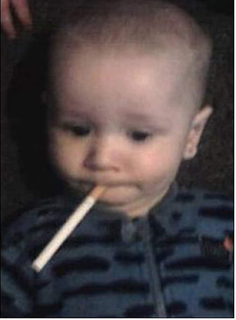 Un bb cigarette au bec fait scandale | 7sur7.be