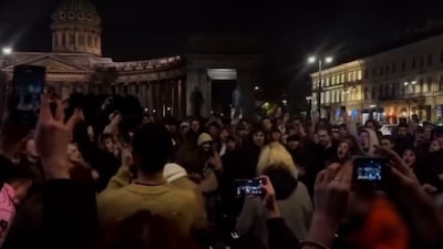 La colère s’intensifie en Russie: des centaines de manifestants scandent une chanson anti-Poutine en plein centre de Saint-Pétersbourg