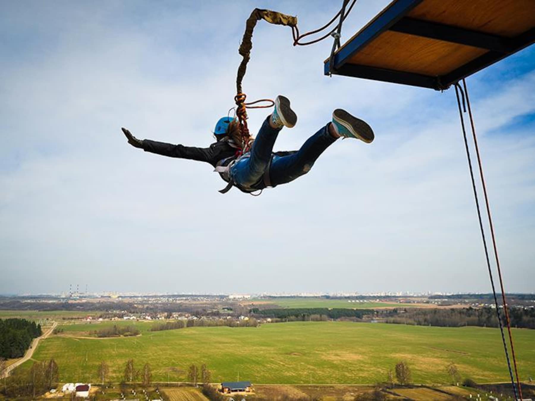 Une mère de famille perd la vie dans des circonstances tragiques après un saut à l’élastique
