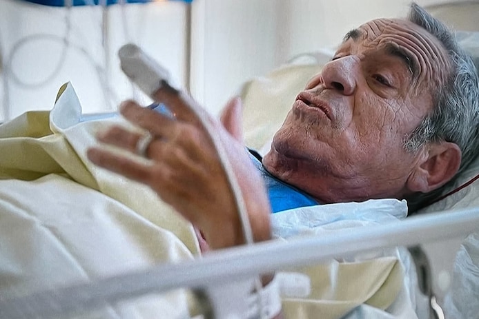 Ardisson sur un lit d'hôpital: le documentaire sur “l'homme en noir” donne  le ton dès les premières images | Télé | 7sur7.be